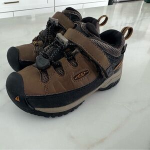 KEEN Toddler 8 Brown Kids hiking/ winter Shoes